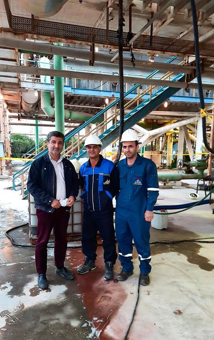 تیم متخصص آبریزان در حال اجرای شستشوی آب شیرین کن msf