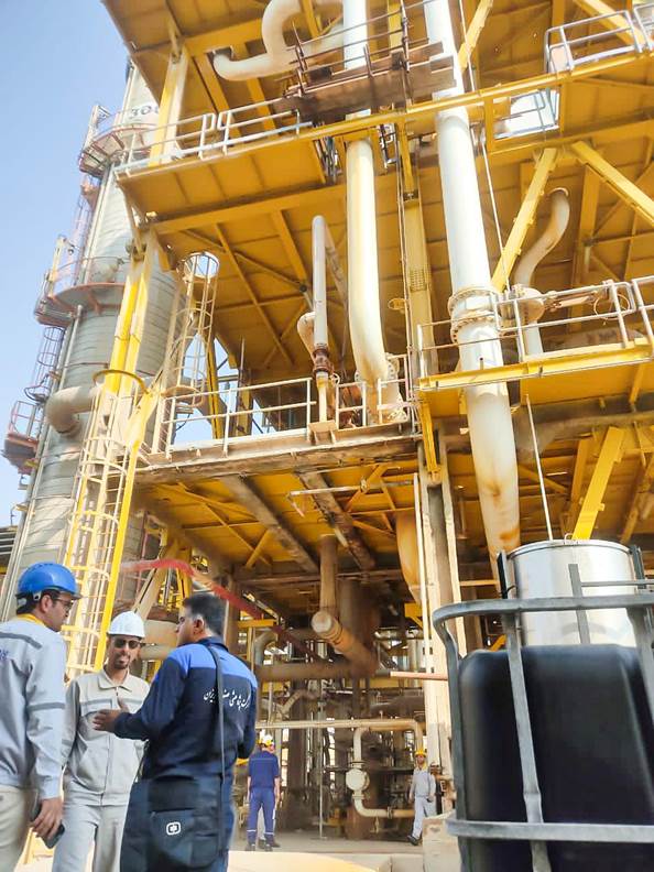 کادر فنی آبریزان درحال انجام عملیات رسوب برداری