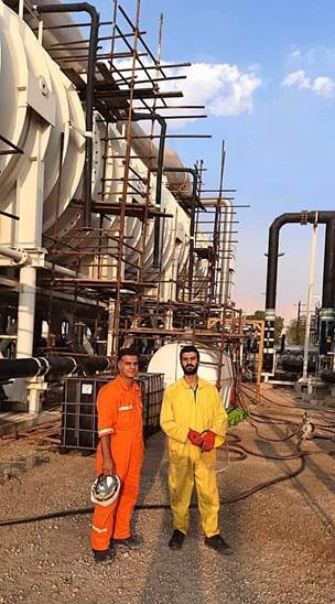 Abrizan's technical team is removing sediment from the desalination plant.