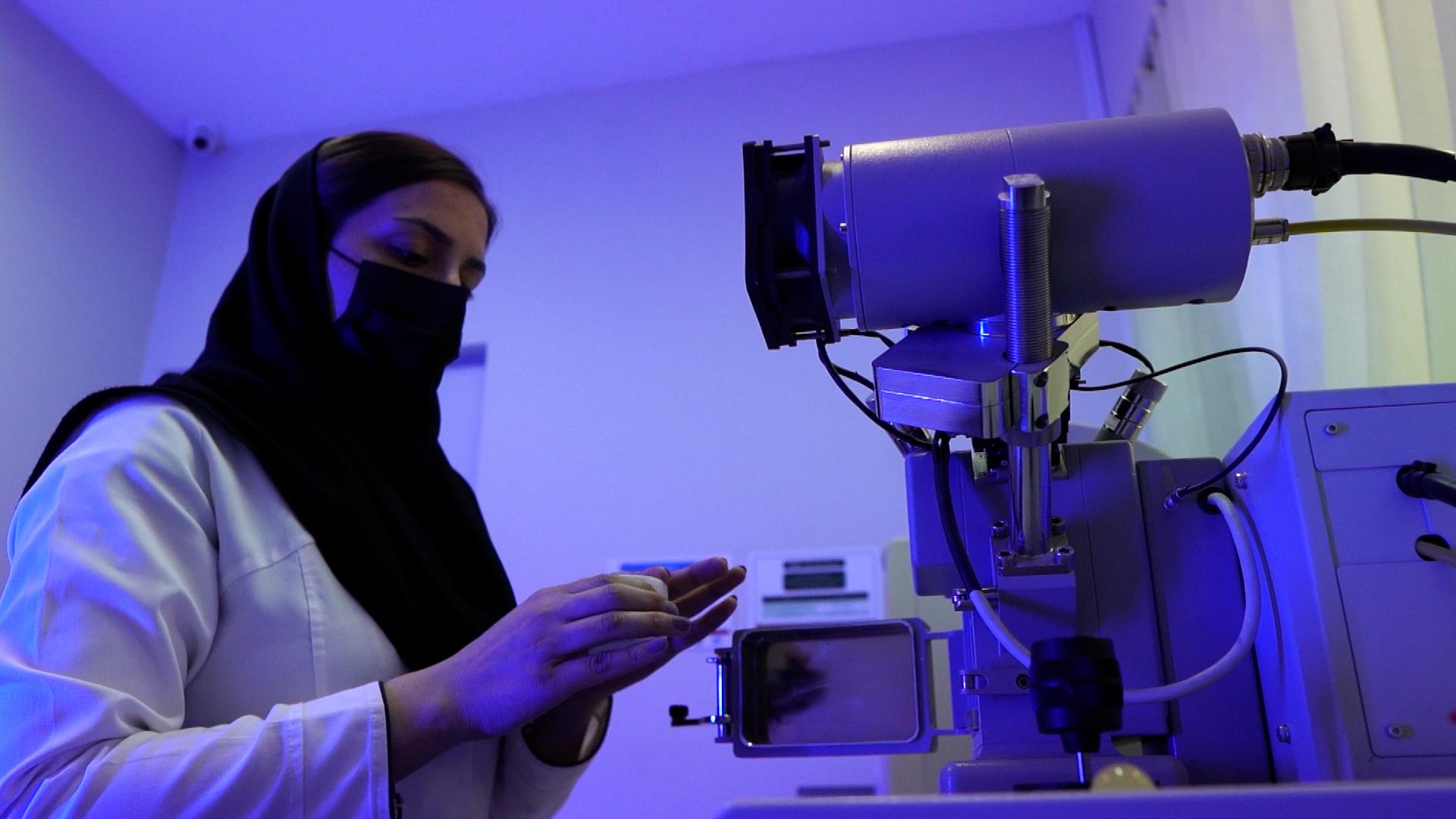 واحد آزمایشگاه آبریزان در حال کار روی رسوبات و خوردگی واحد آزمایشگاه آبریزان در حال کار روی رسوبات