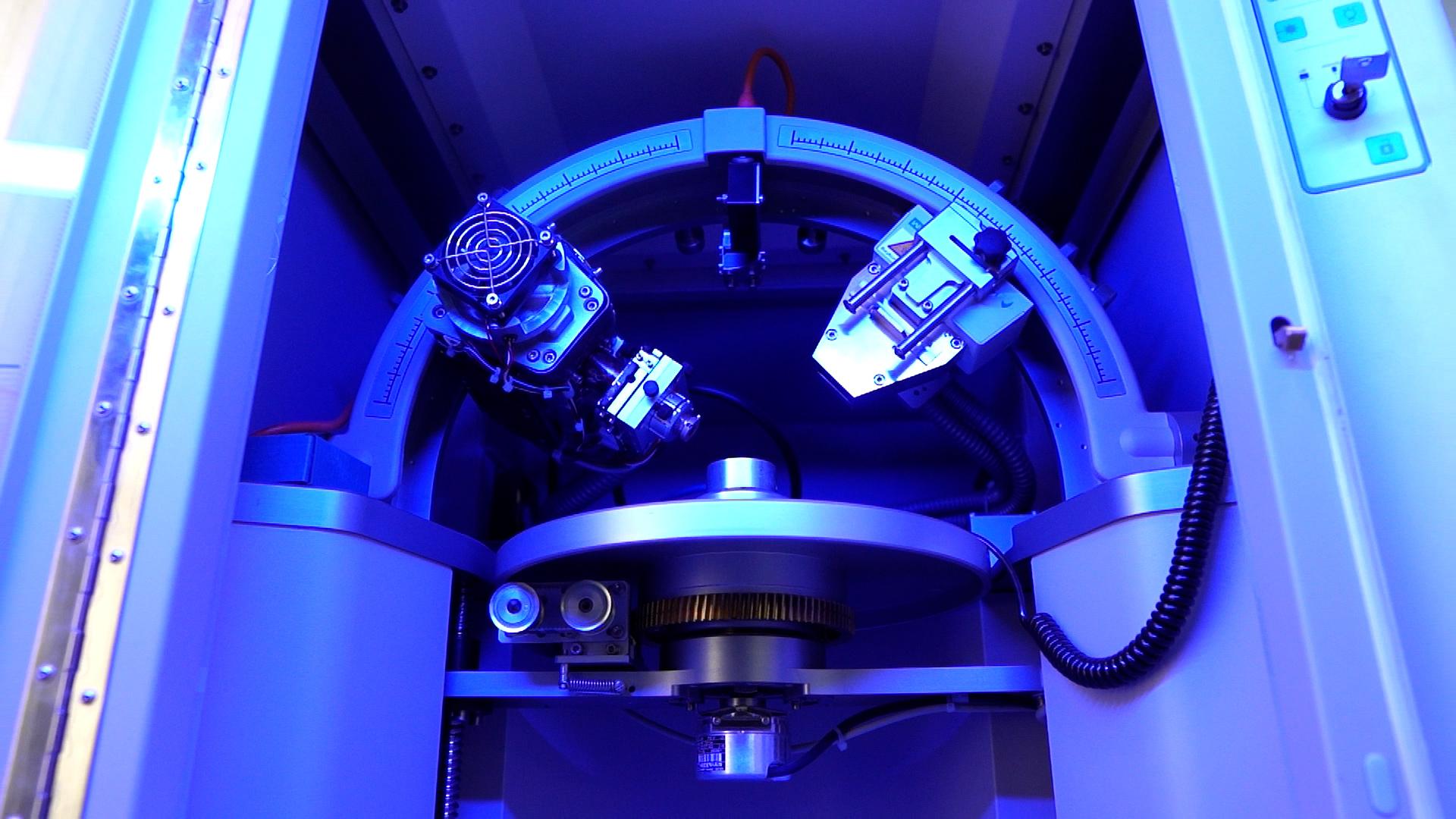 یکی از دستگاه های آزمایشگاه آبریزان یکی از دستگاه های آزمایشگاه آبریزان