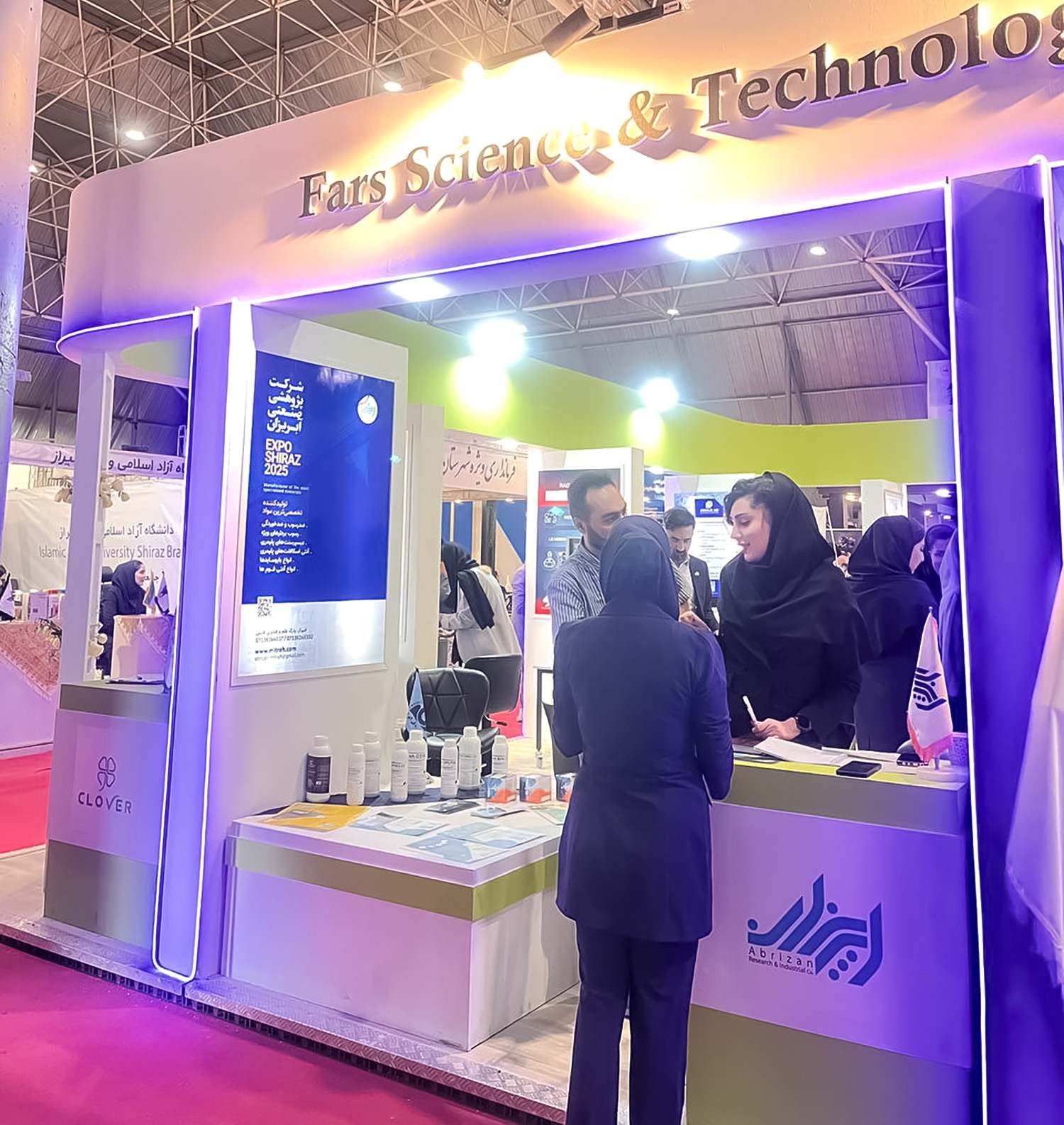 کادر فروش درحال ارائه مشاوره تخصصی رایگان به مشتریان