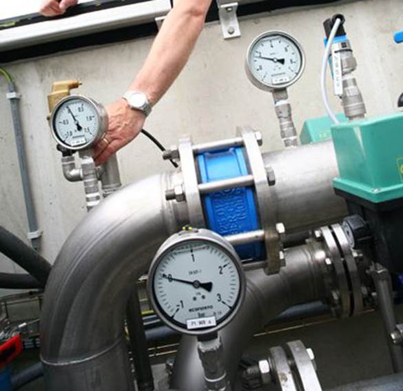 Water temperature measurement for sediment control in circulating systems