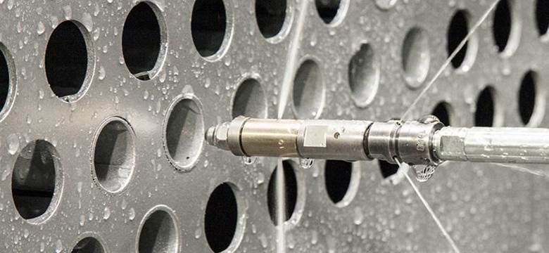 دستگاه هیدروجت صنعتی در حال شستشوی لوله های یک بویلر