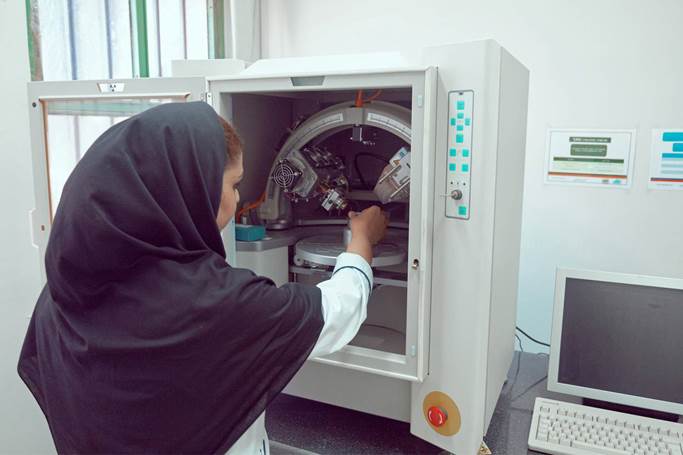 آزمایشگاه آبریزان - درحال انجام تست های تخصصی
