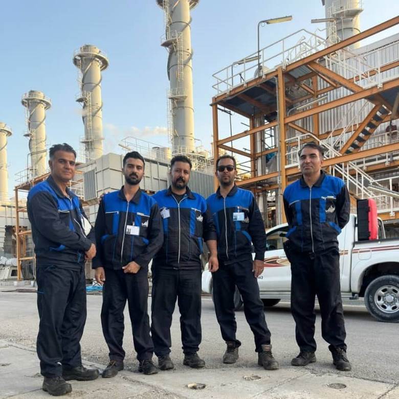 Un equipo de especialistas en agua en la refinería de gas.